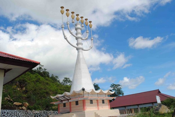 tugu menorah terbesar di dunia